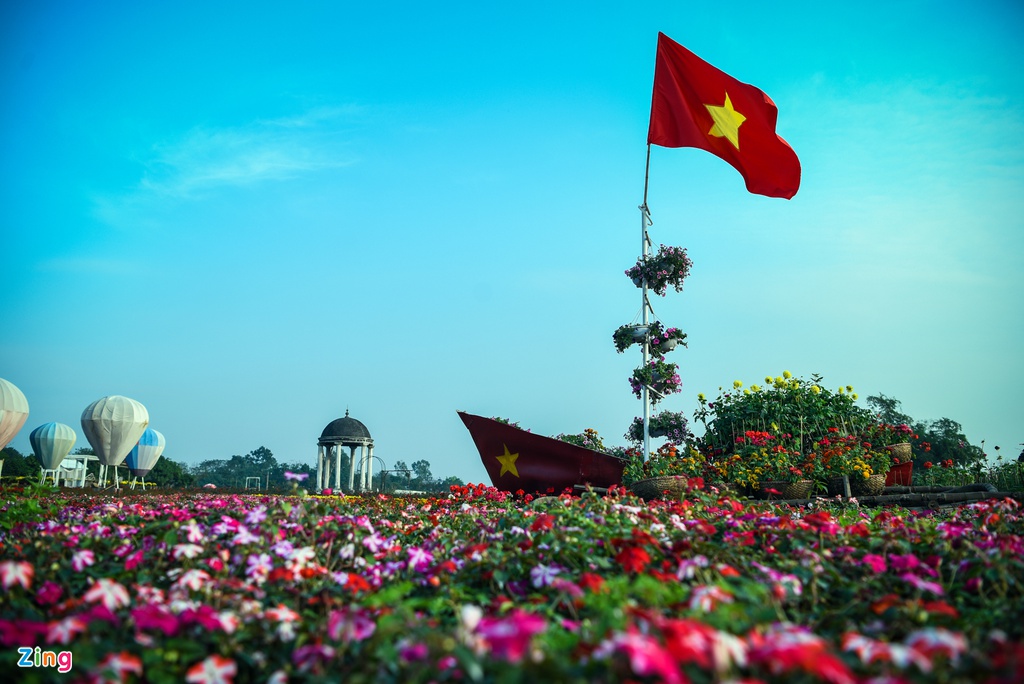 Hình ảnh lá cờ Việt Nam tung bay
