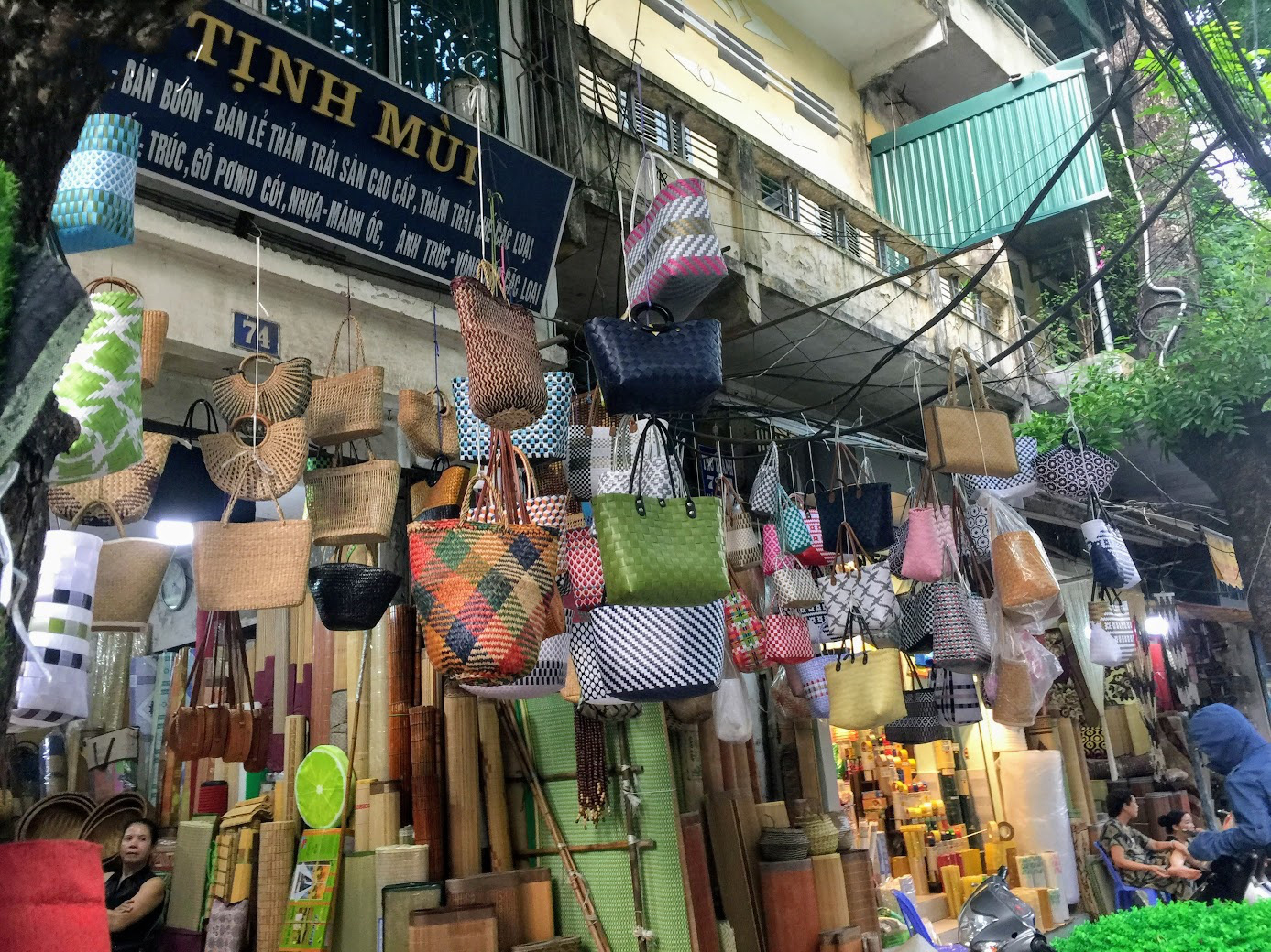 Hình ảnh phố Hàng Chiếu - con phố hiếm hoi còn bán các mặt hàng truyền thống