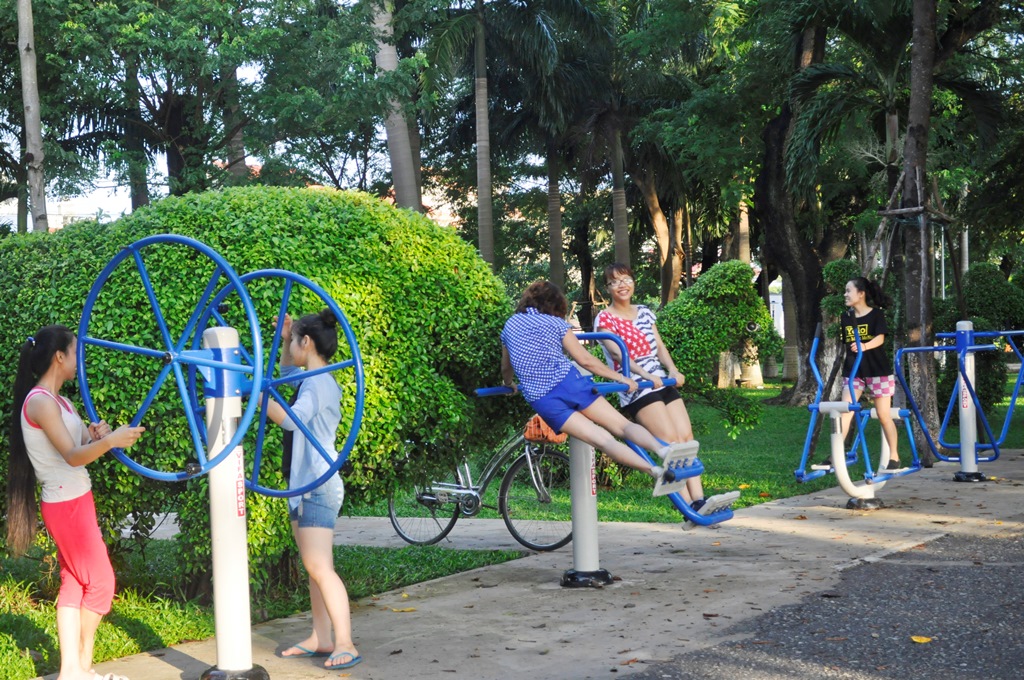 Hình ảnh tập thể dục với máy tập tại công viên
