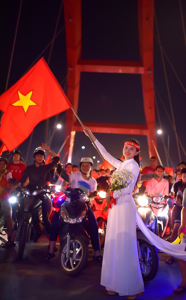 Hình ảnh cô gái mặc áo dài vẫy cờ cổ vũ đội tuyển Việt Nam chiến thắng