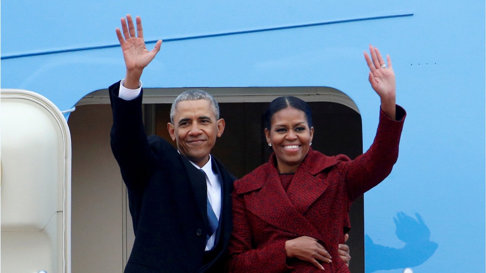 Hình ảnh tổng thống Obama và vợ vẫy tay chào tạm biệt