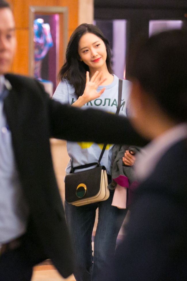 Hình ảnh Yoona vui vẻ vẫy tay chào tạm biệt fan Việt