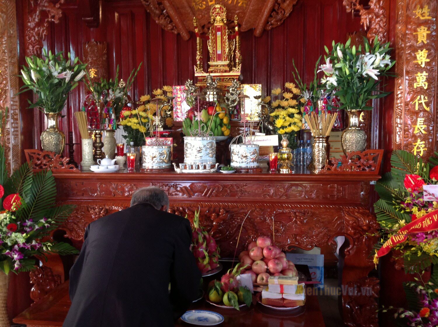 Tưởng nhớ công ơn của chư Phật và tổ tiên