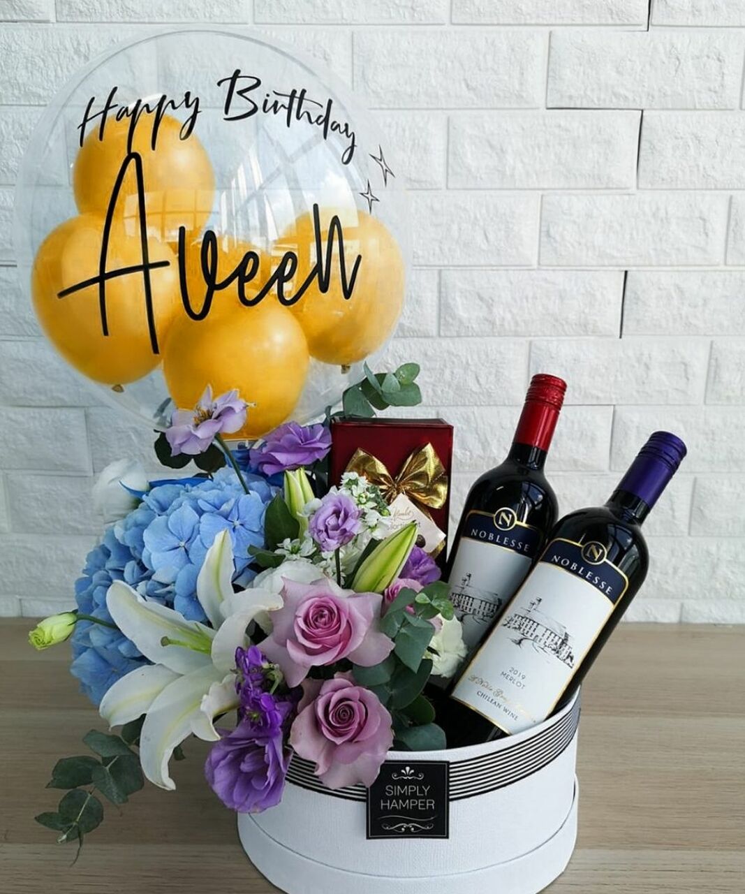 Rượu và hoa sinh nhật