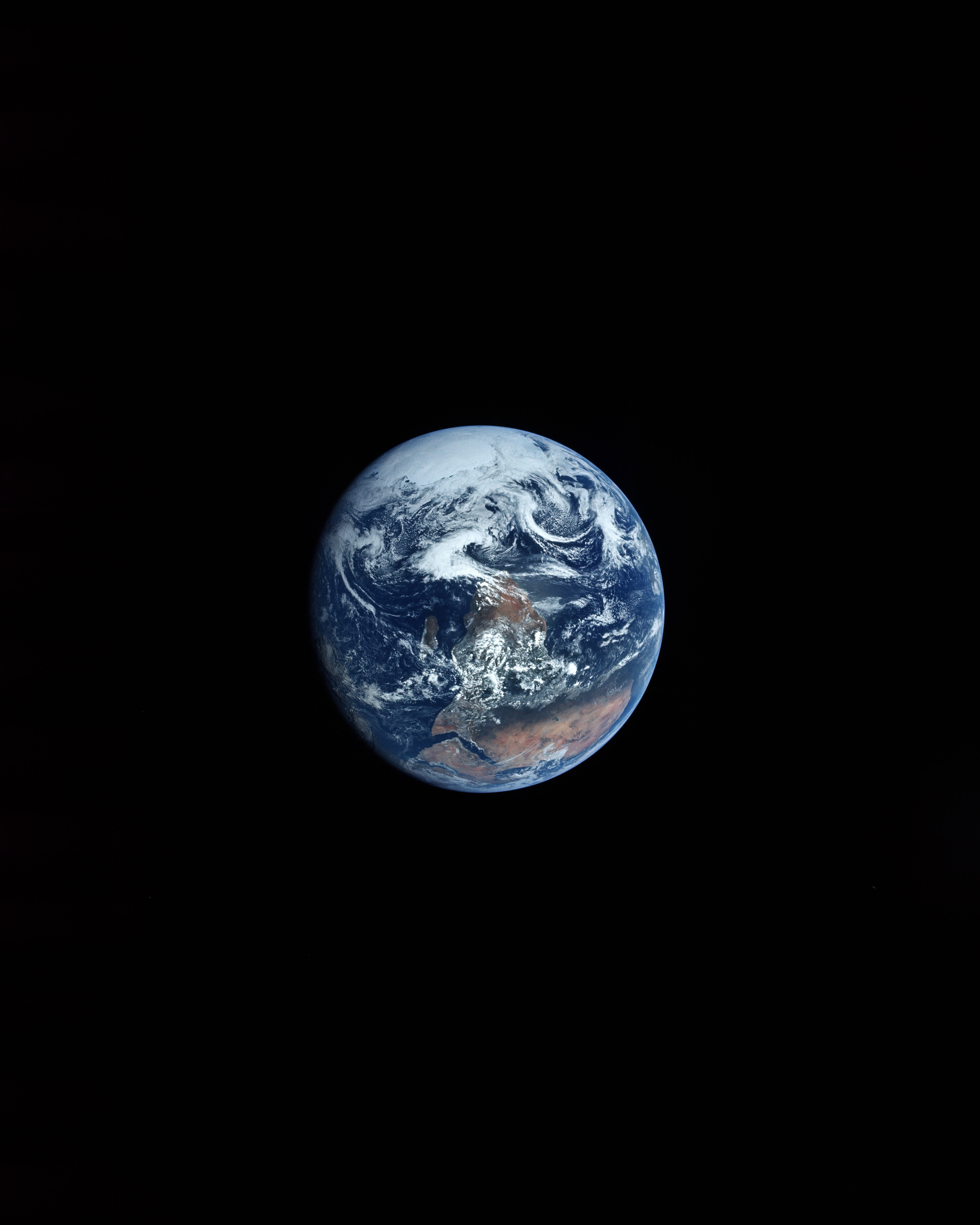 Hình ảnh Trái Đất sâu thẳm ngoài không gian