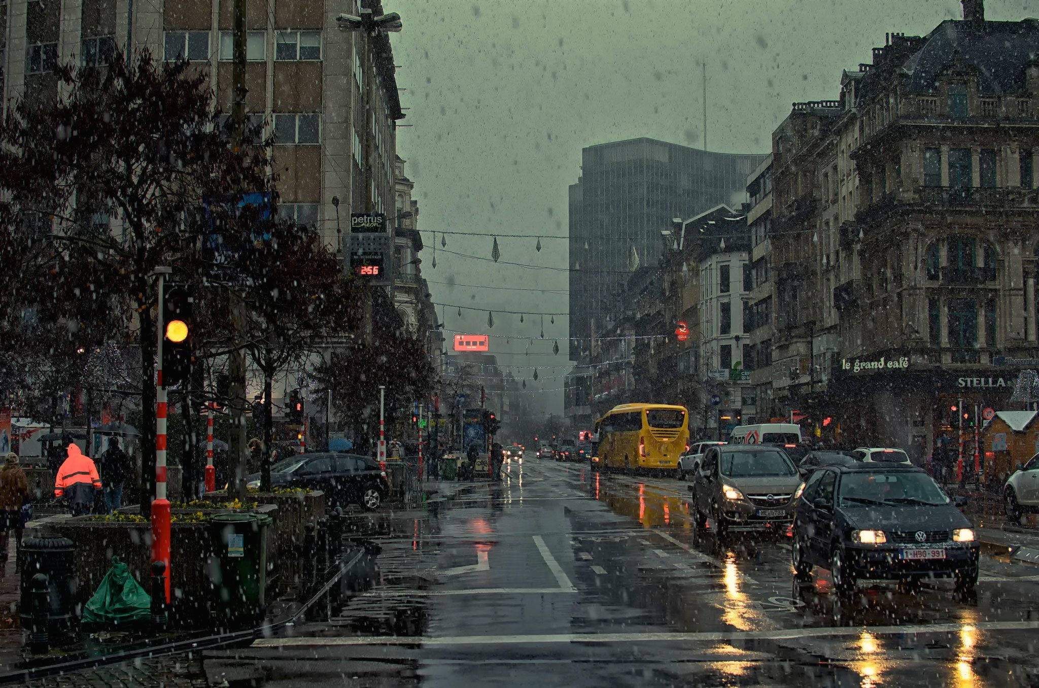 Hình ảnh mưa buồn trên phố