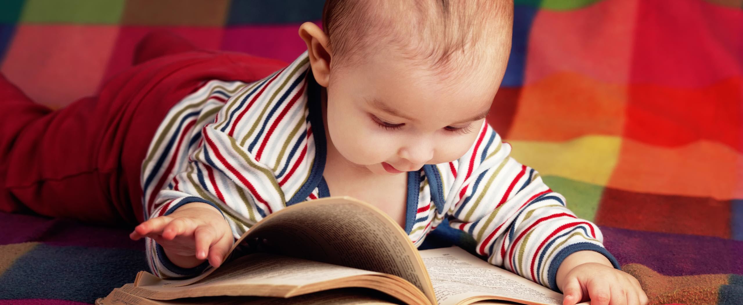Ảnh baby đọc sách cute tuyệt đẹp