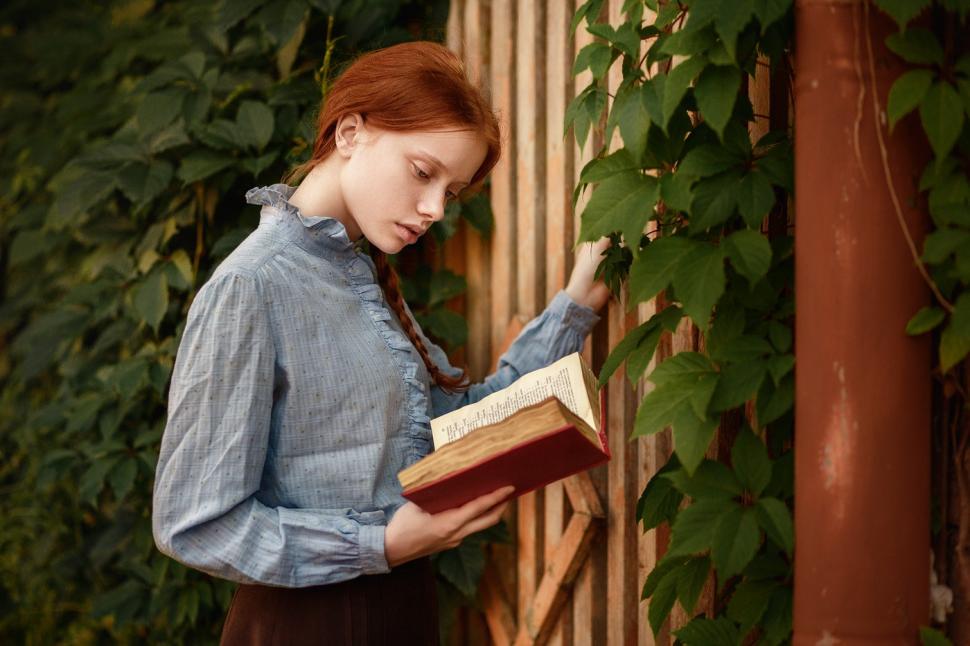Hình ảnh thiếu nữ đọc sách cổ