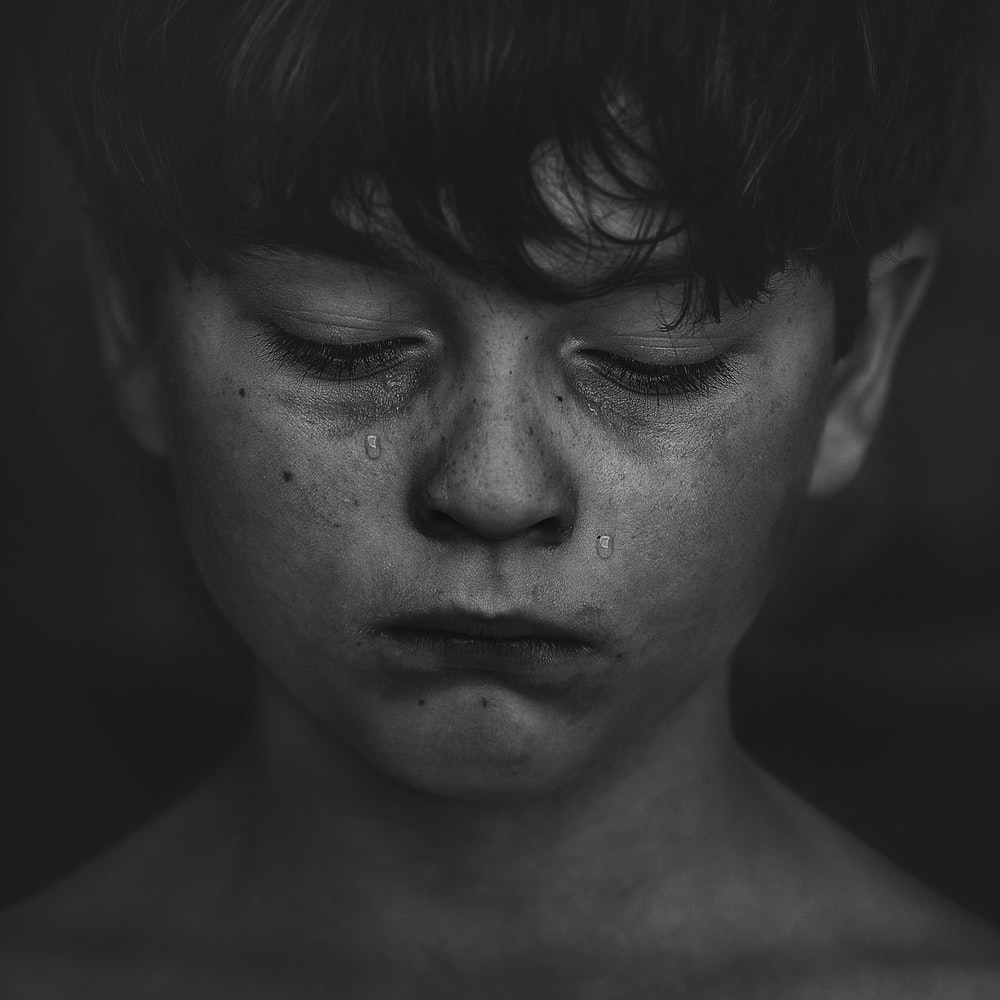 Hình ảnh người con trai buồn khóc