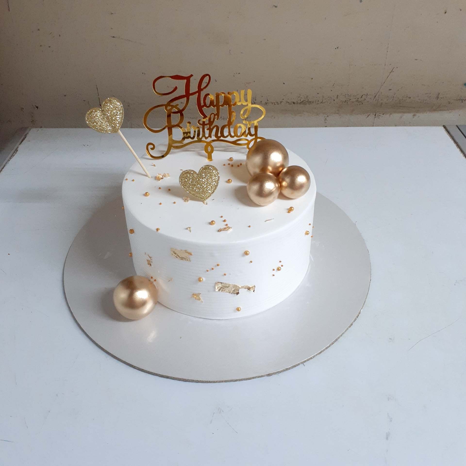 Bánh kem sinh nhật cực đẹp hình cầu vàng