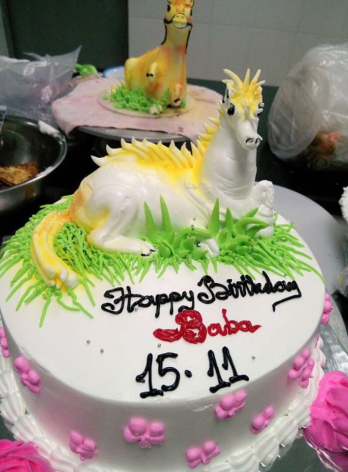 Hình ảnh bánh kem sinh nhật con ngựa trắng