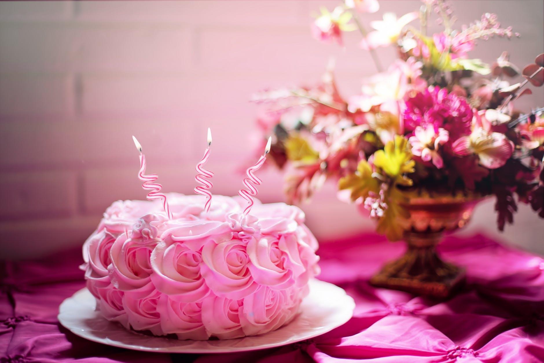 Hình ảnh bánh kem sinh nhật hoa hồng