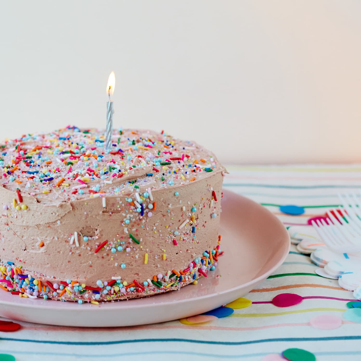 Hình ảnh bánh kem sinh nhật rắc hạt đường