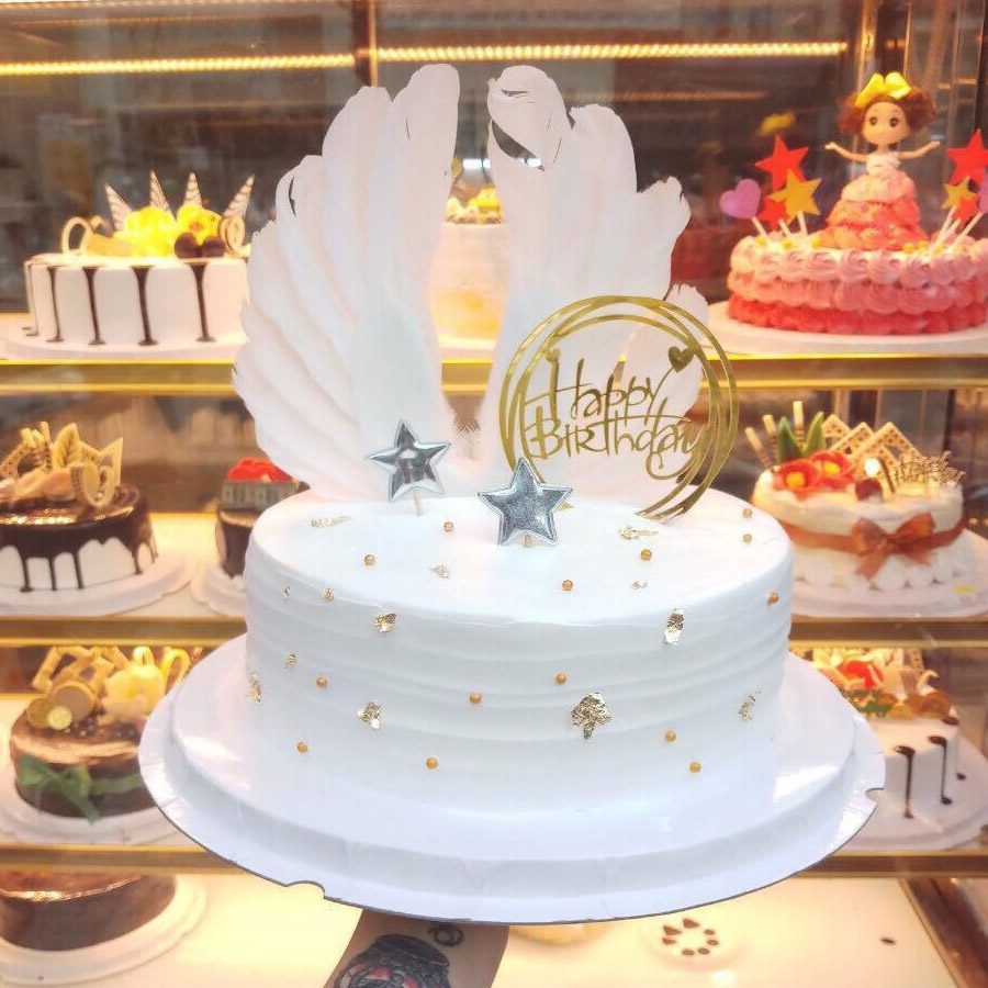Hình ảnh bánh kem sinh nhật trắng xóa với đôi cánh