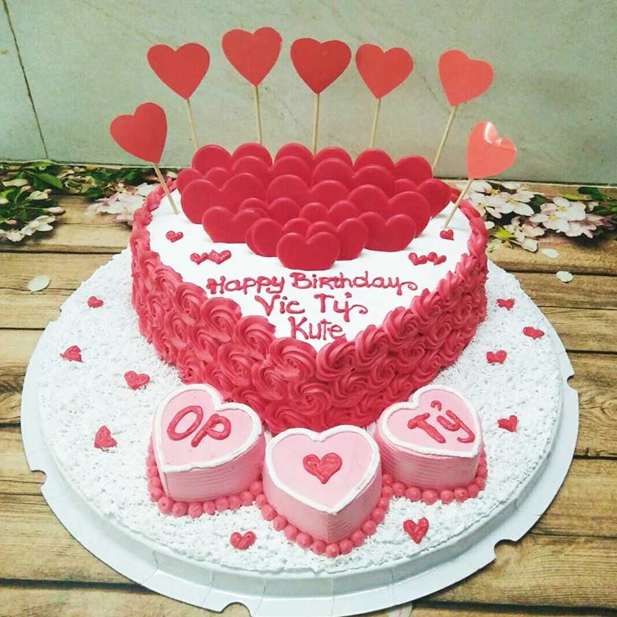 Hình ảnh bánh sinh nhật hoa hồng và tim đỏ