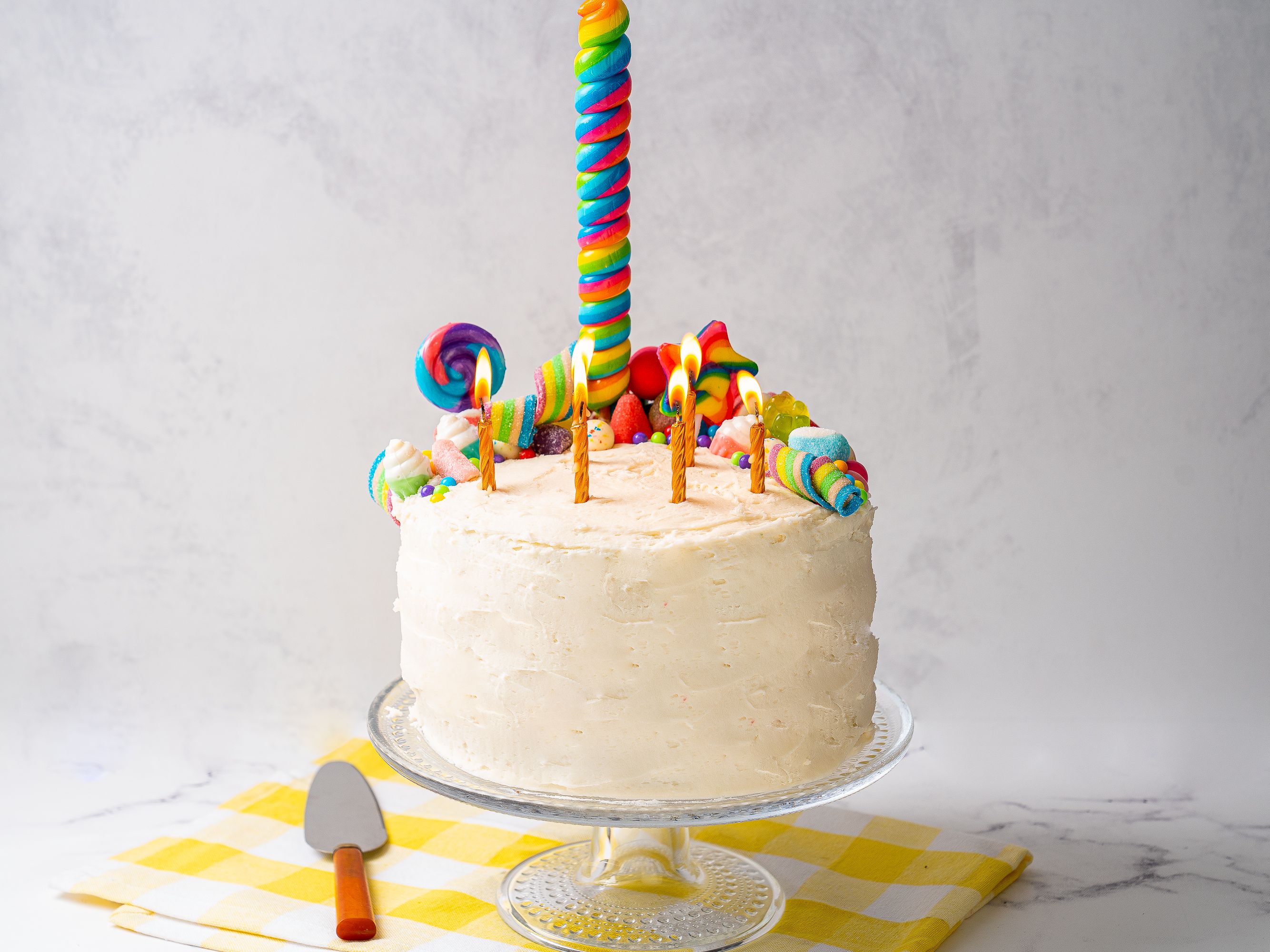 Hình ảnh bánh sinh nhật kẹo bảy sắc cầu vồng