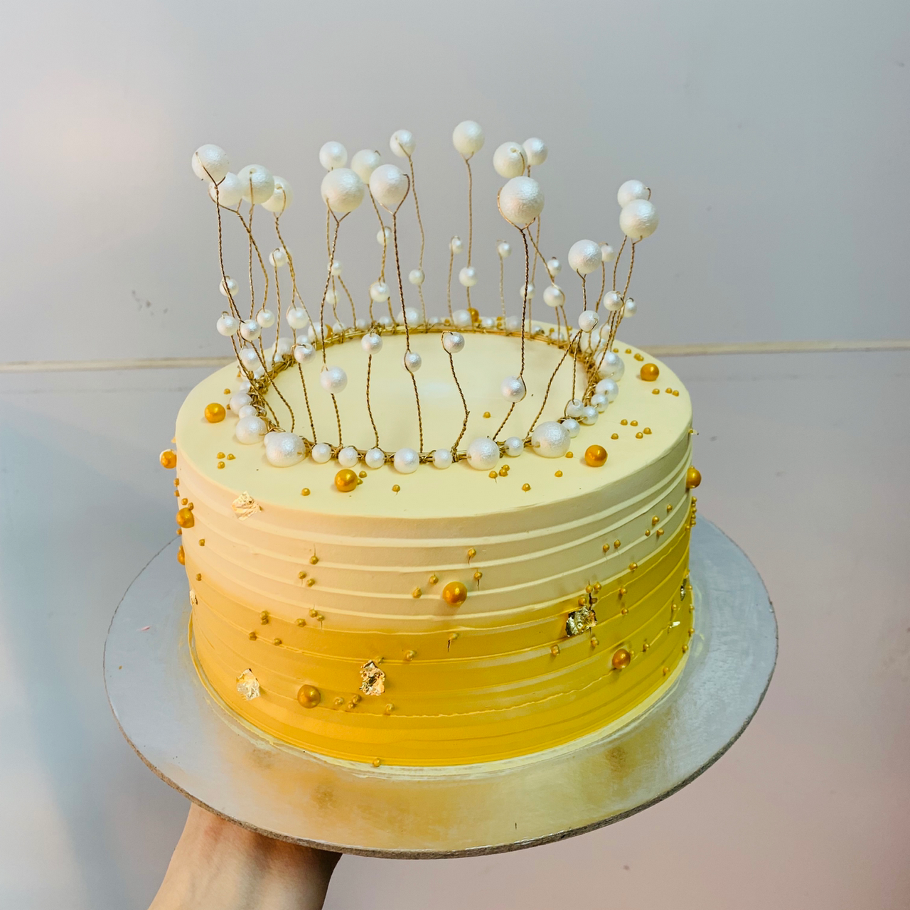 Hình ảnh bánh sinh nhật màu vàng với những vươn ngọc vươn lên