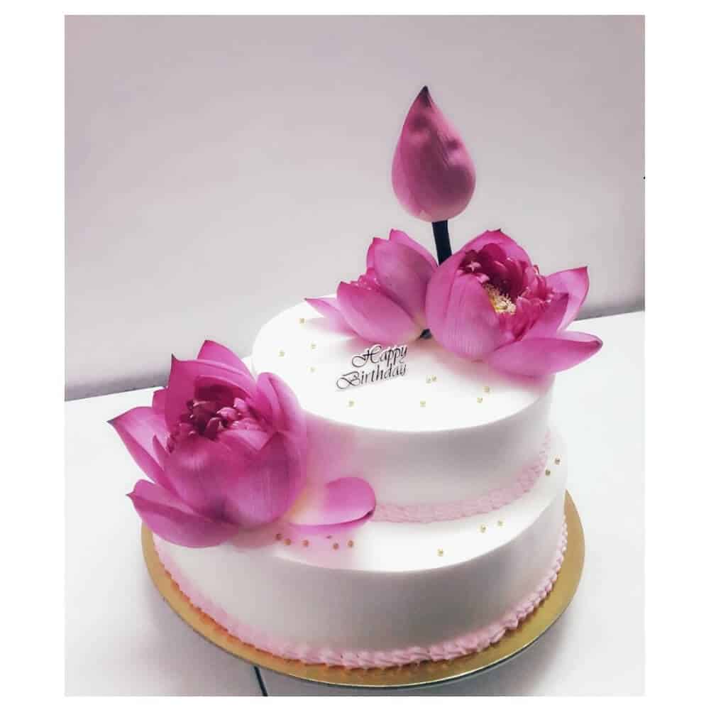 Hình ảnh bánh sinh nhật trắng hoa sen hồng tím đẹp