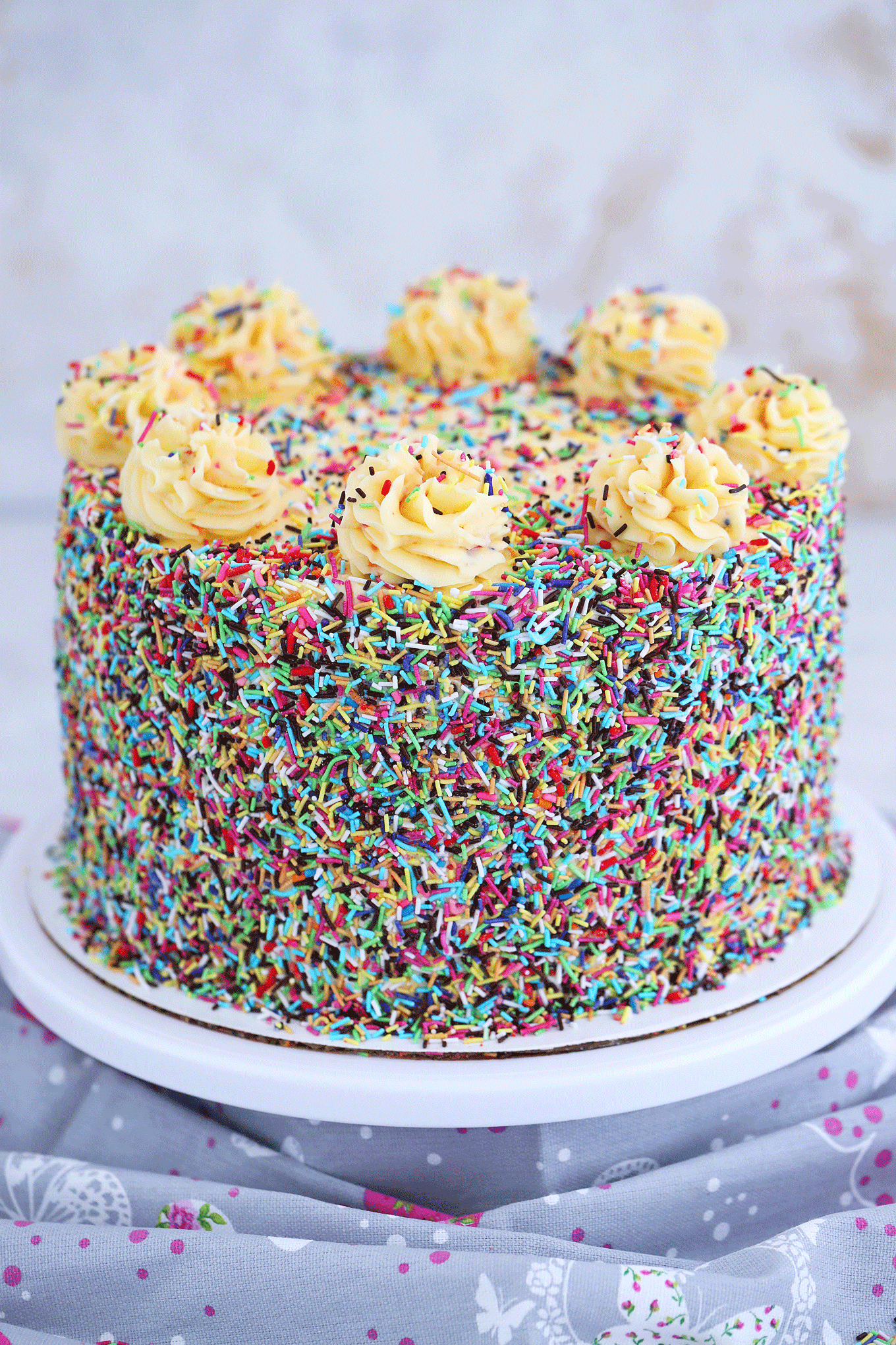 Hình ảnh bánh sinh nhật với hạt nhiều màu