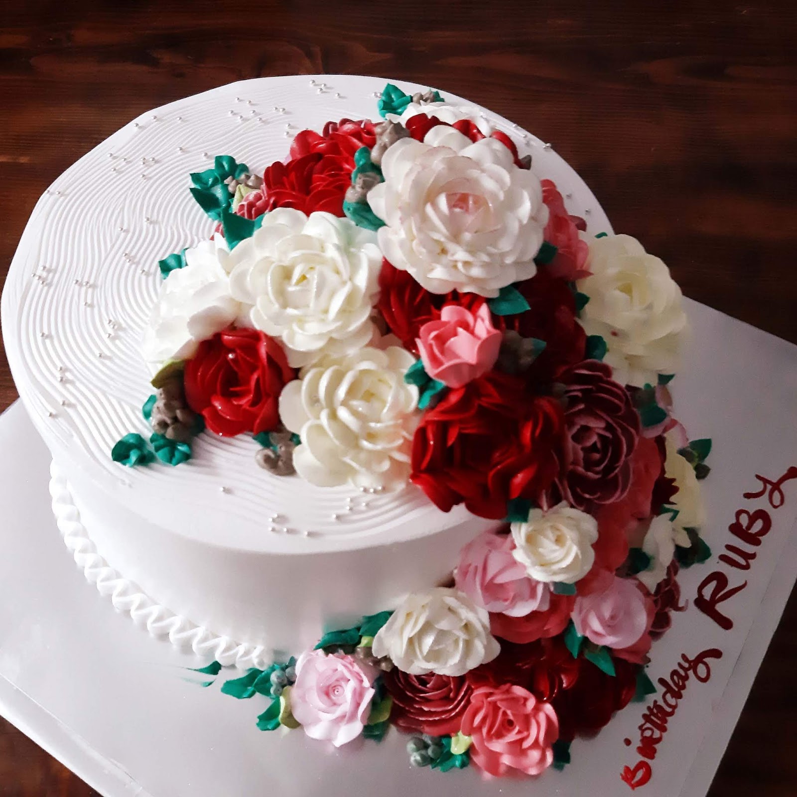 Hình ảnh chiếc bánh sinh nhật hoa trắng hoa hồng hoa đỏ nở rực rỡ