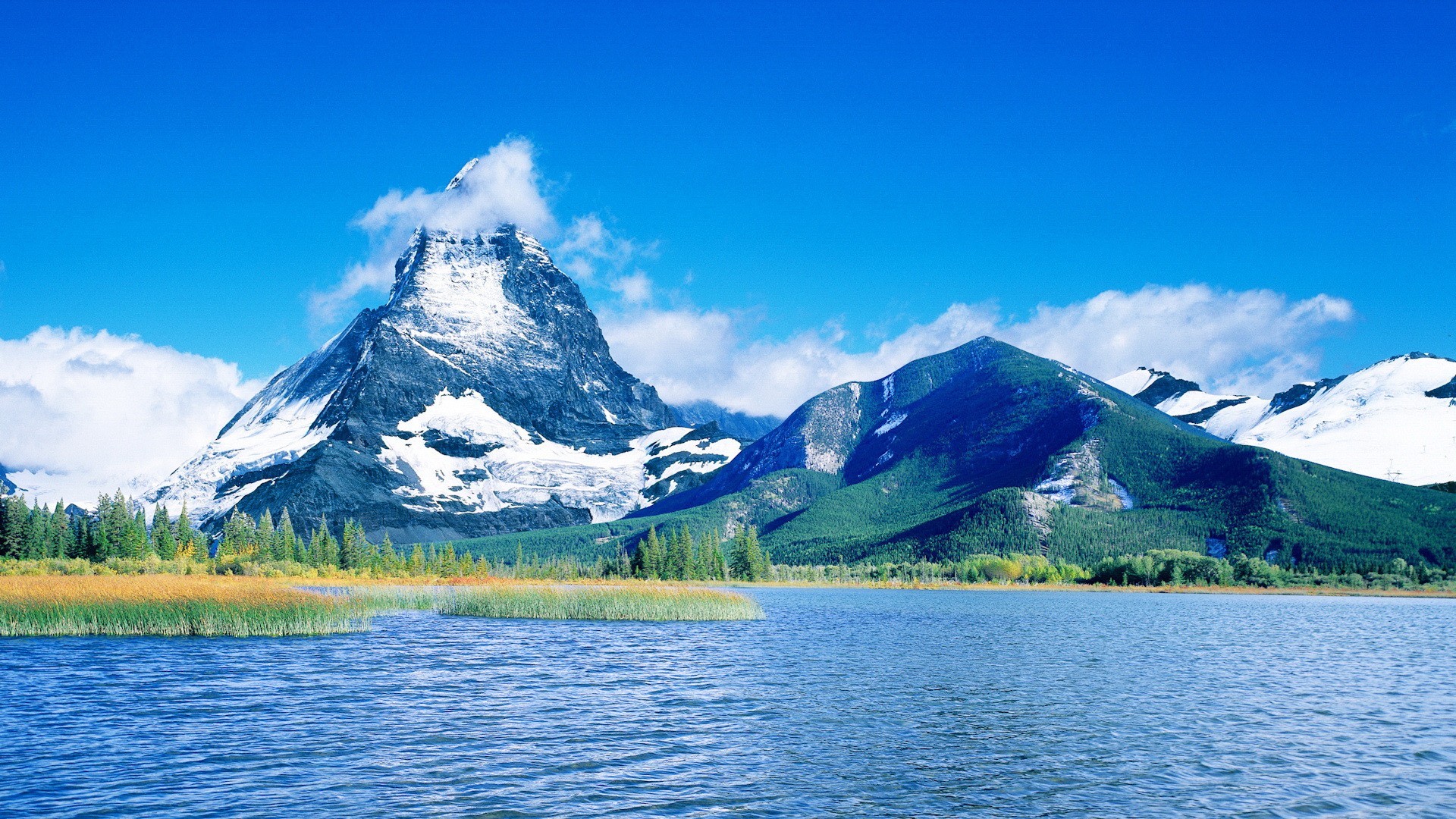 Hình ảnh thiên nhiên rặng núi tuyết và con sông róc rách nước